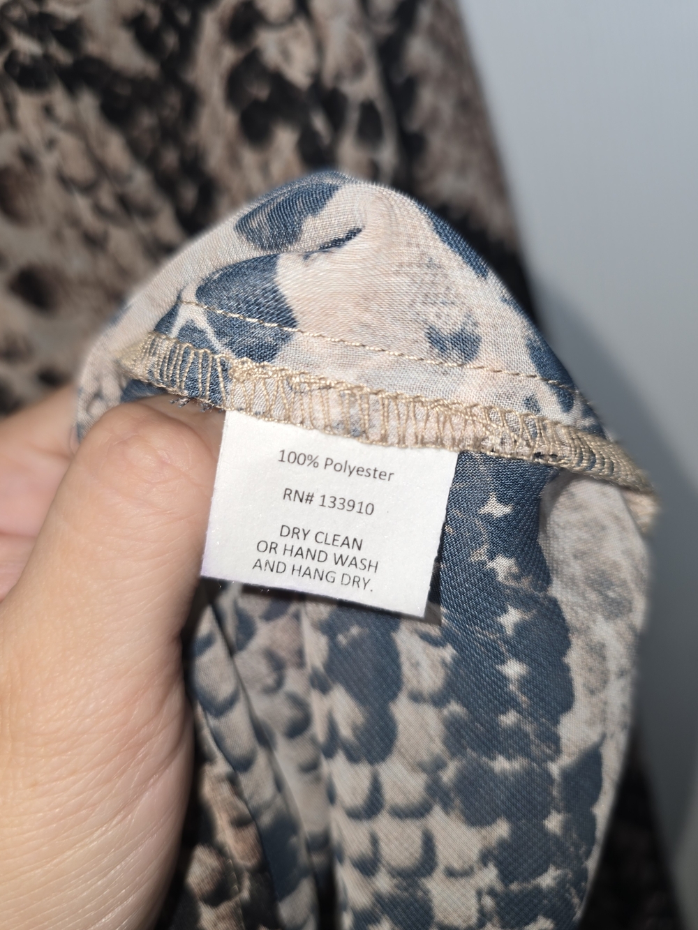 Show Me Your Mumu Beige Snake Print V-Neck Women's Top Size Large - Picture 4 of 7